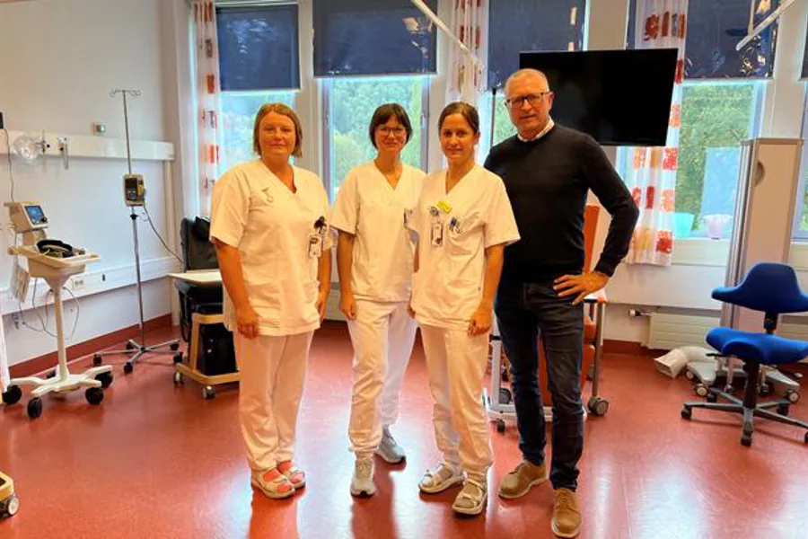 En gruppe mennesker som poserer for et bilde