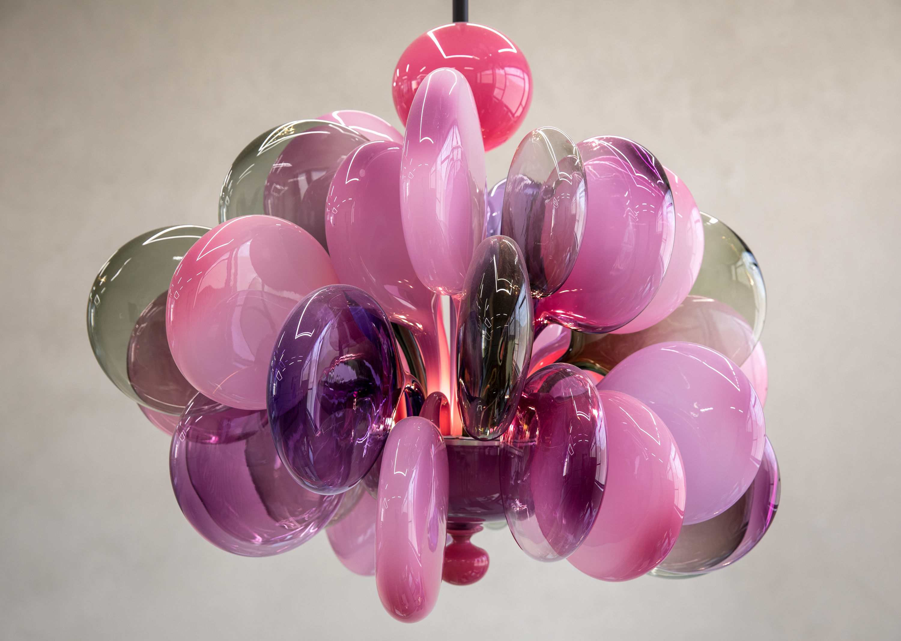 lysekrune i glas i rosa og lillafargar