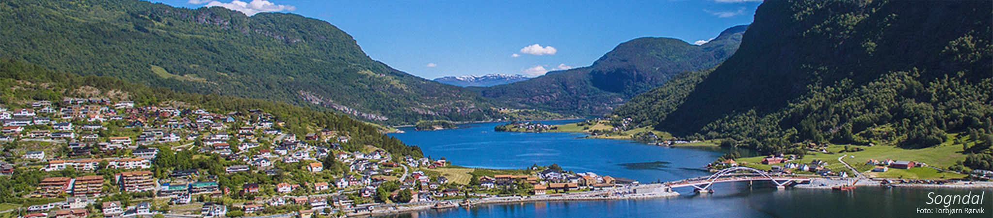 En by ved siden av en innsjø