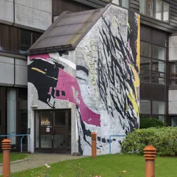 Betongbygning med gatekunst