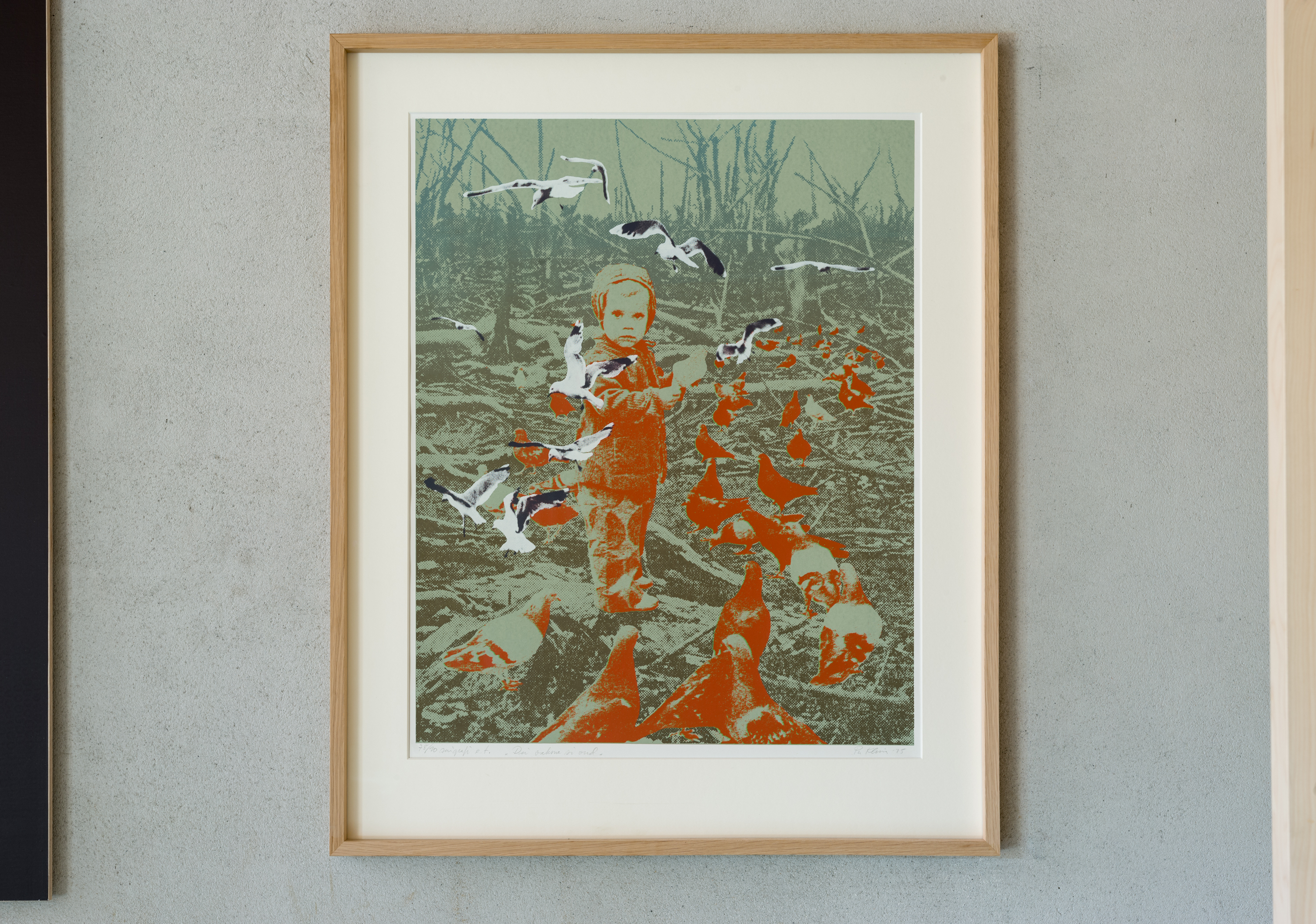 bilete som heng på ein betongvegg og som viser eit born og nokre fuglar