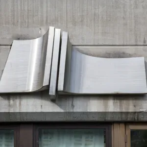 Kunstinstallasjon av stål med tre stålkonstruksjonar satt saman