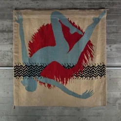 billedvev av ei blødande kvinne som heng på ein betongvegg