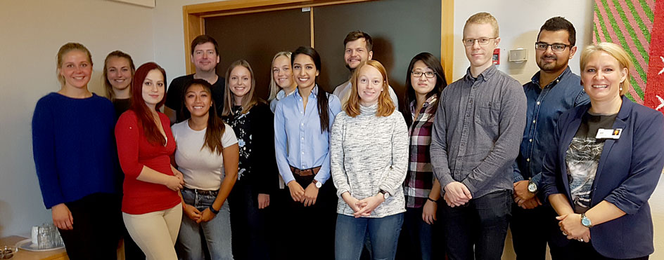 En gruppe mennesker som poserer for et bilde