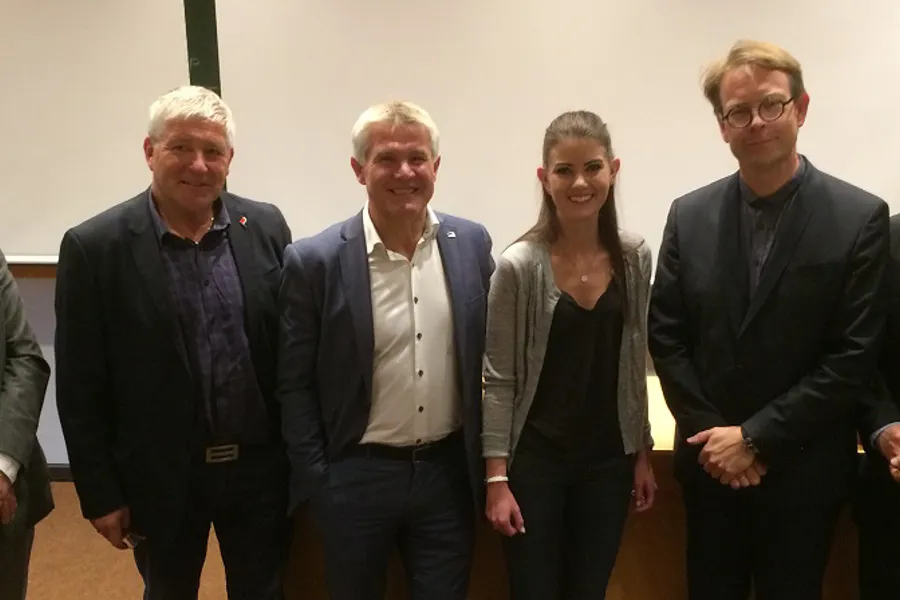 En gruppe mennesker som poserer for et bilde