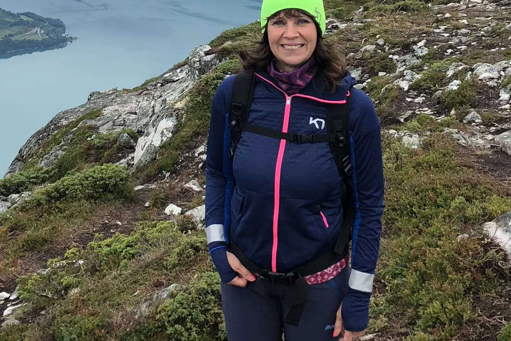 Kvinne med friluftskle på fjelltur.