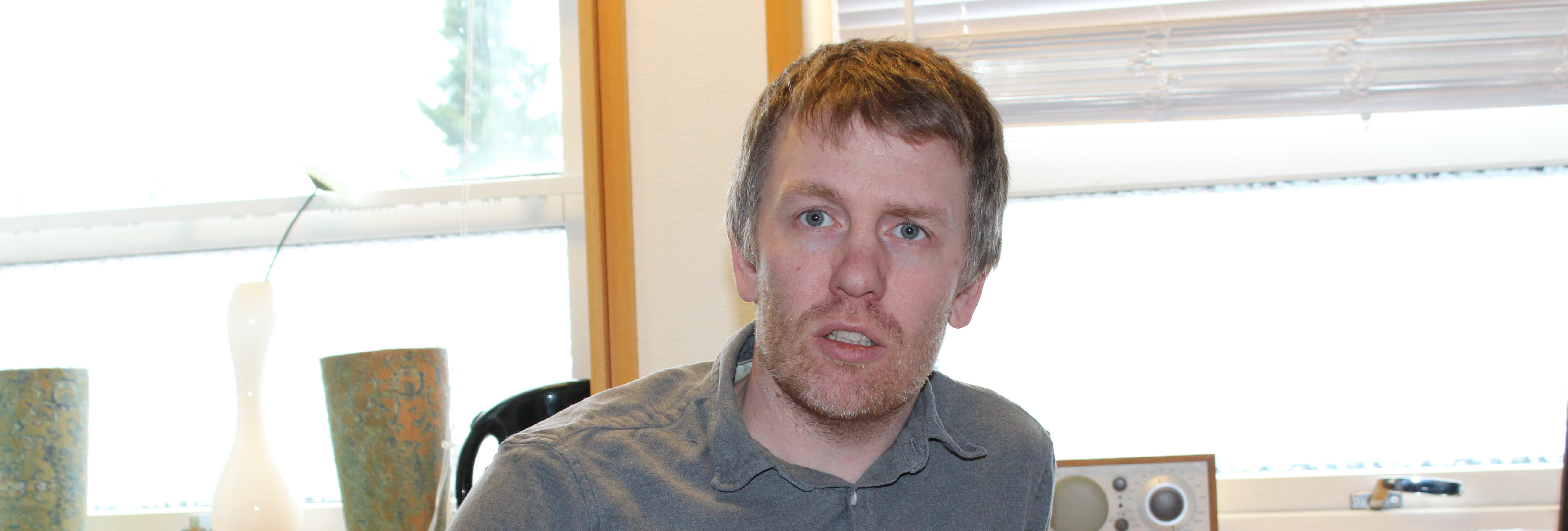 En mann som sitter i en stol