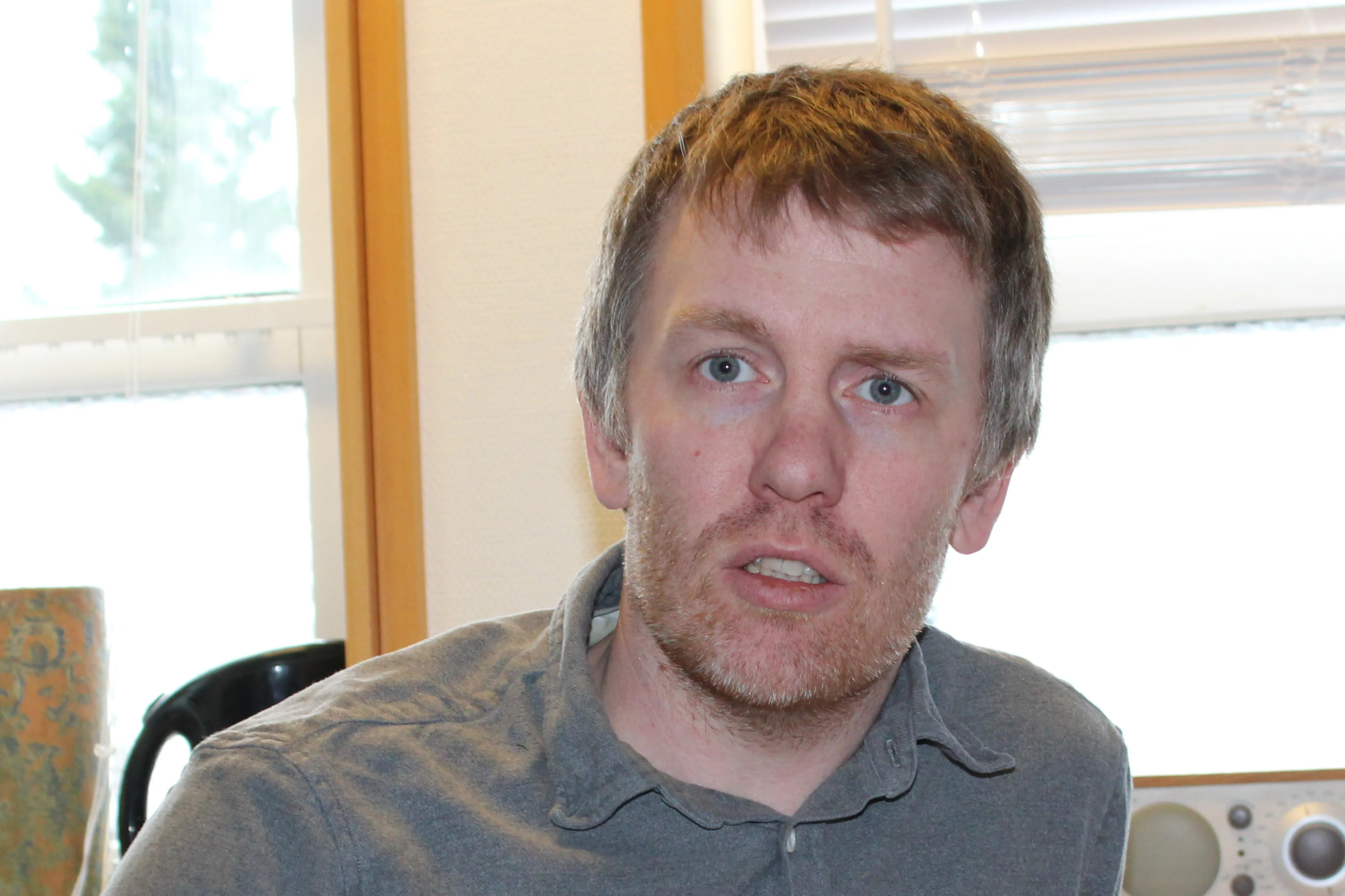 En mann som sitter i en stol