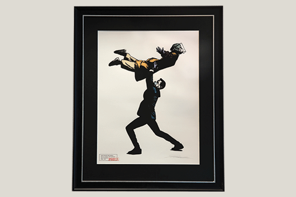 bilde av to personar som dansar i svart ramme på ein kvit vegg