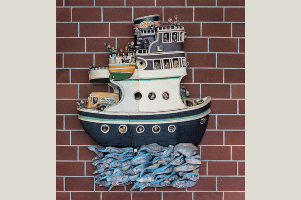 raud mursteinsvegg med ein keramikkbåt full av mennesker ombord