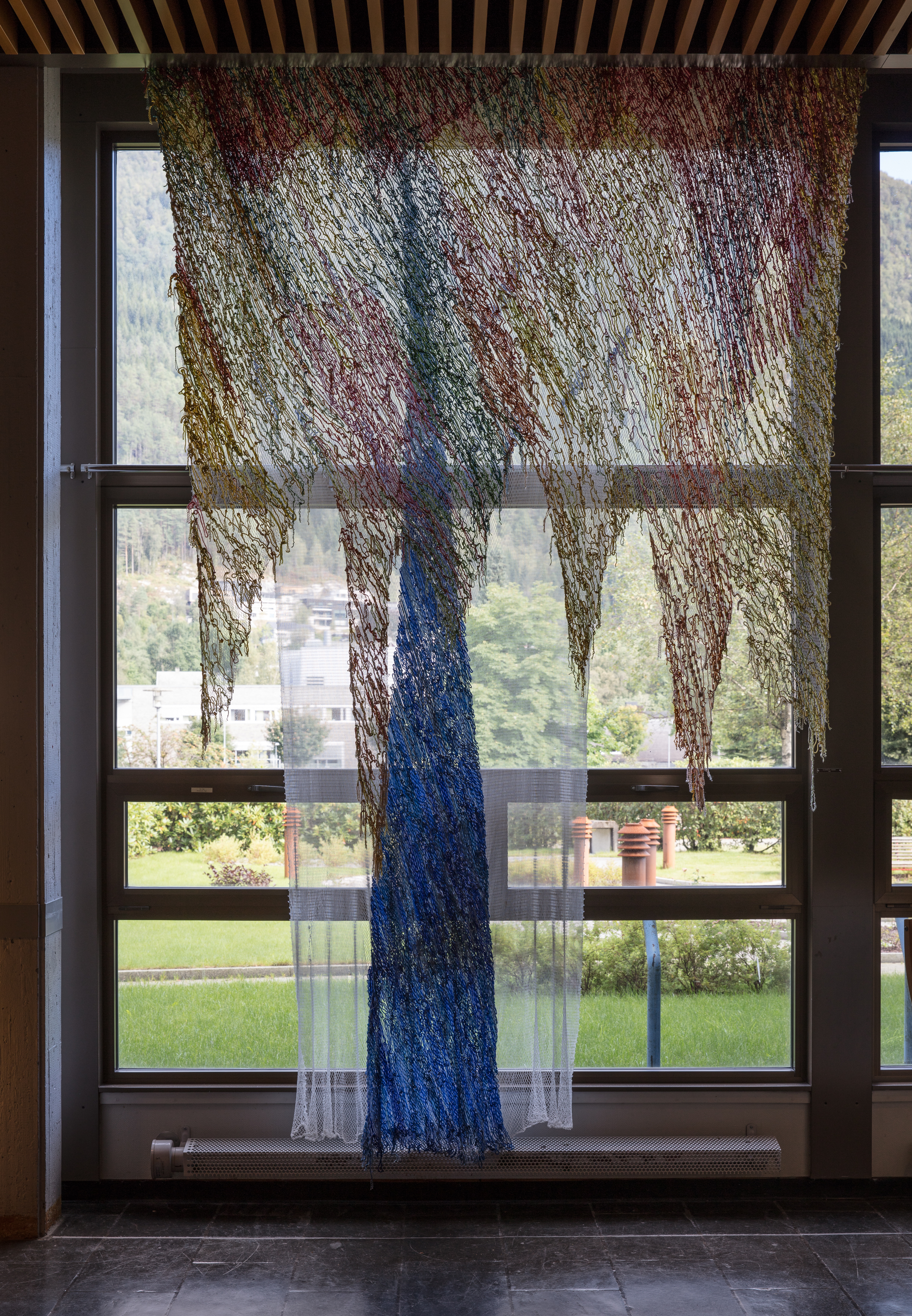 billedvev  som forestiller eit tre og heng i eit vindu