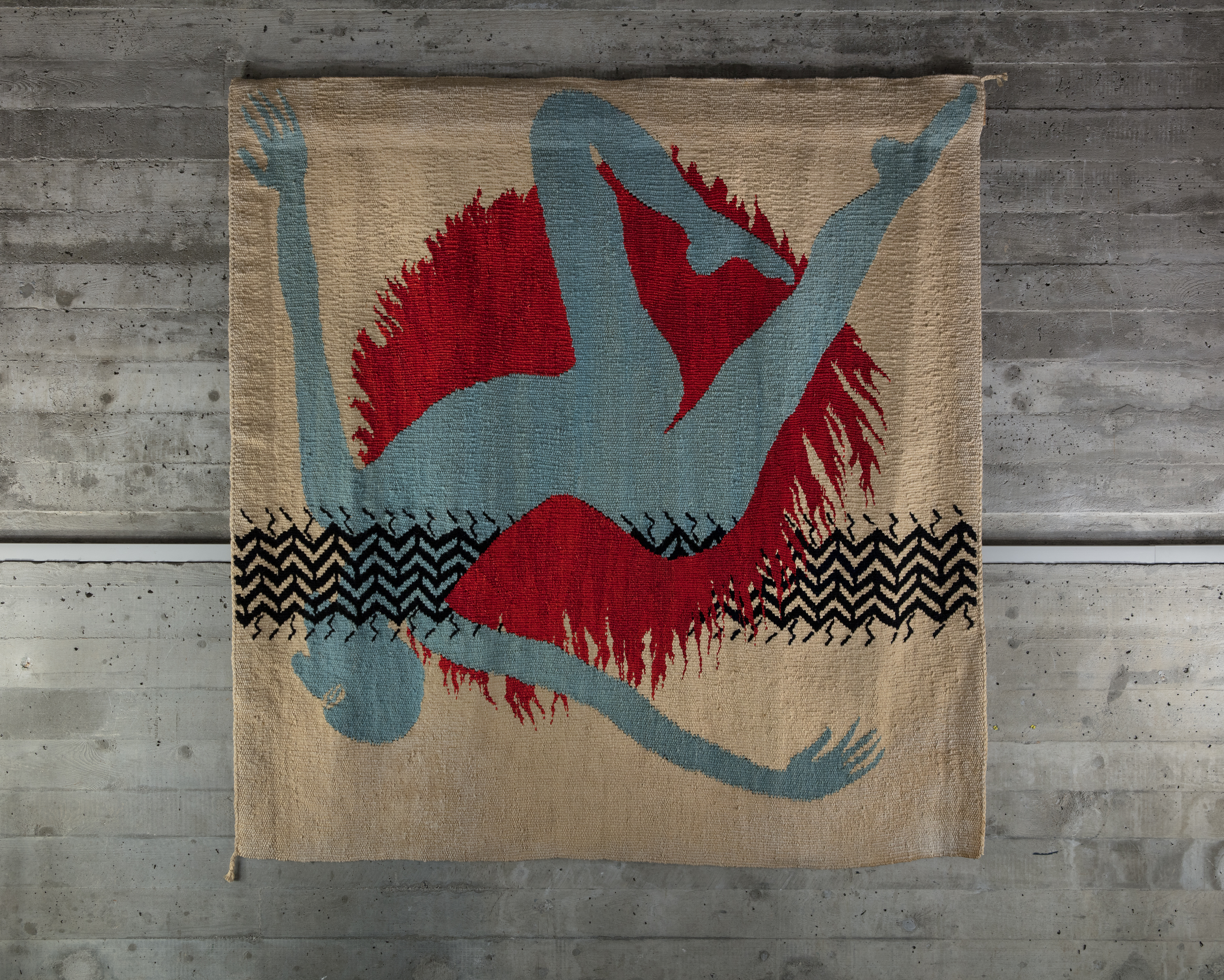 betongvegg med eit billedvev med motiv av ei blødande kvinne