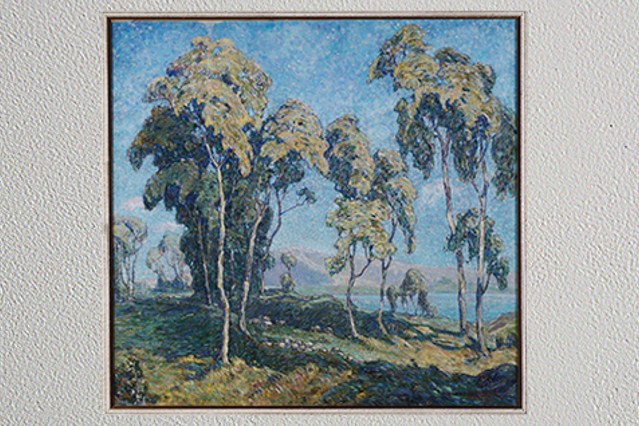 vinterlandskap med motiv av tre og ein sjø i bakgrunnen