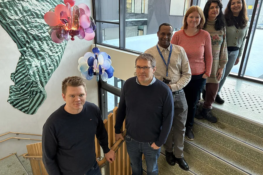 Ei gruppe menneske som poserer for eit bilde