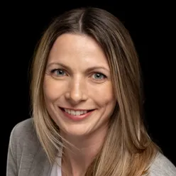 Et nærbilde av en kvinne som smiler