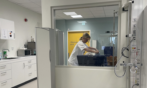 Ein person i kvit skjorte