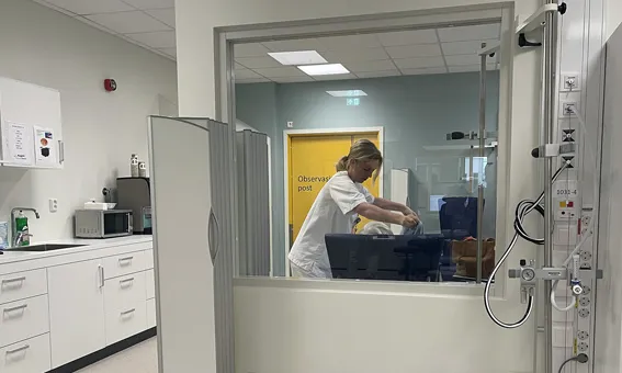Ein person i kvit skjorte