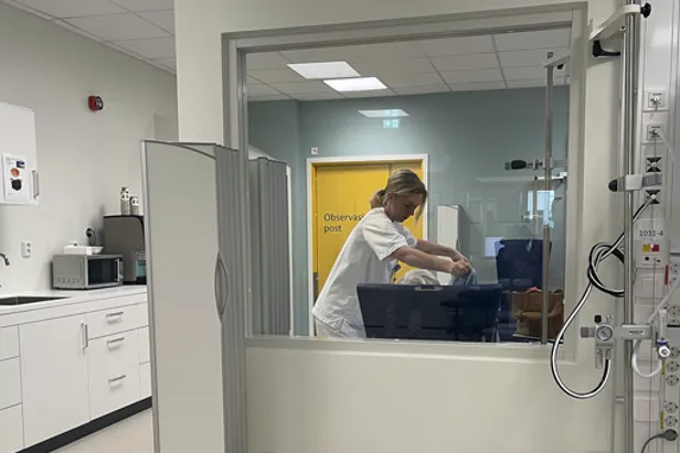 Ein person i kvit skjorte