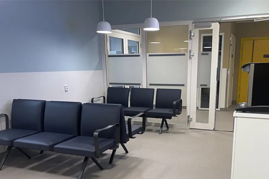 Eit venterom med stolar