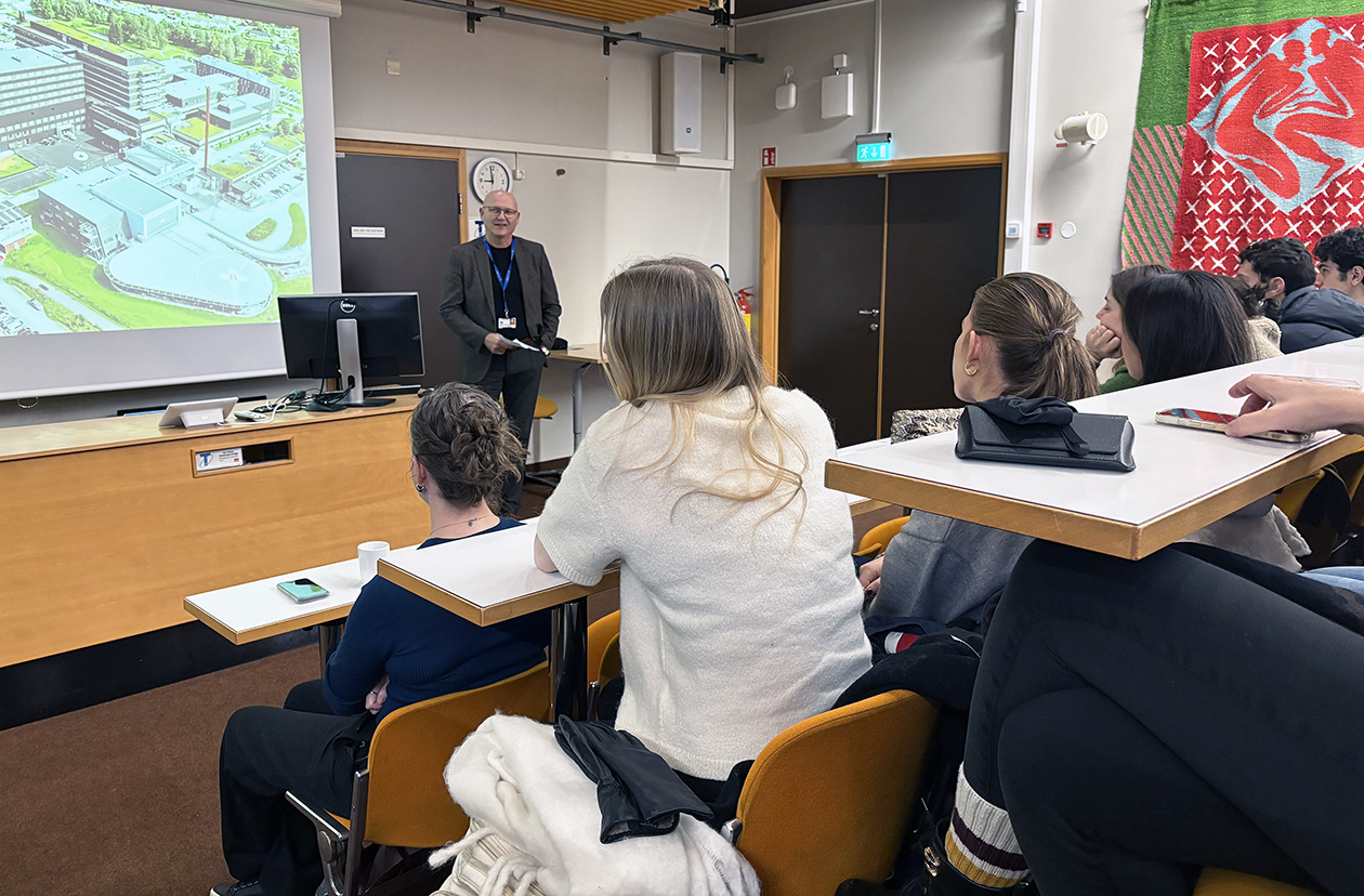 Ein person held ein presentasjon for ei gruppe menneske