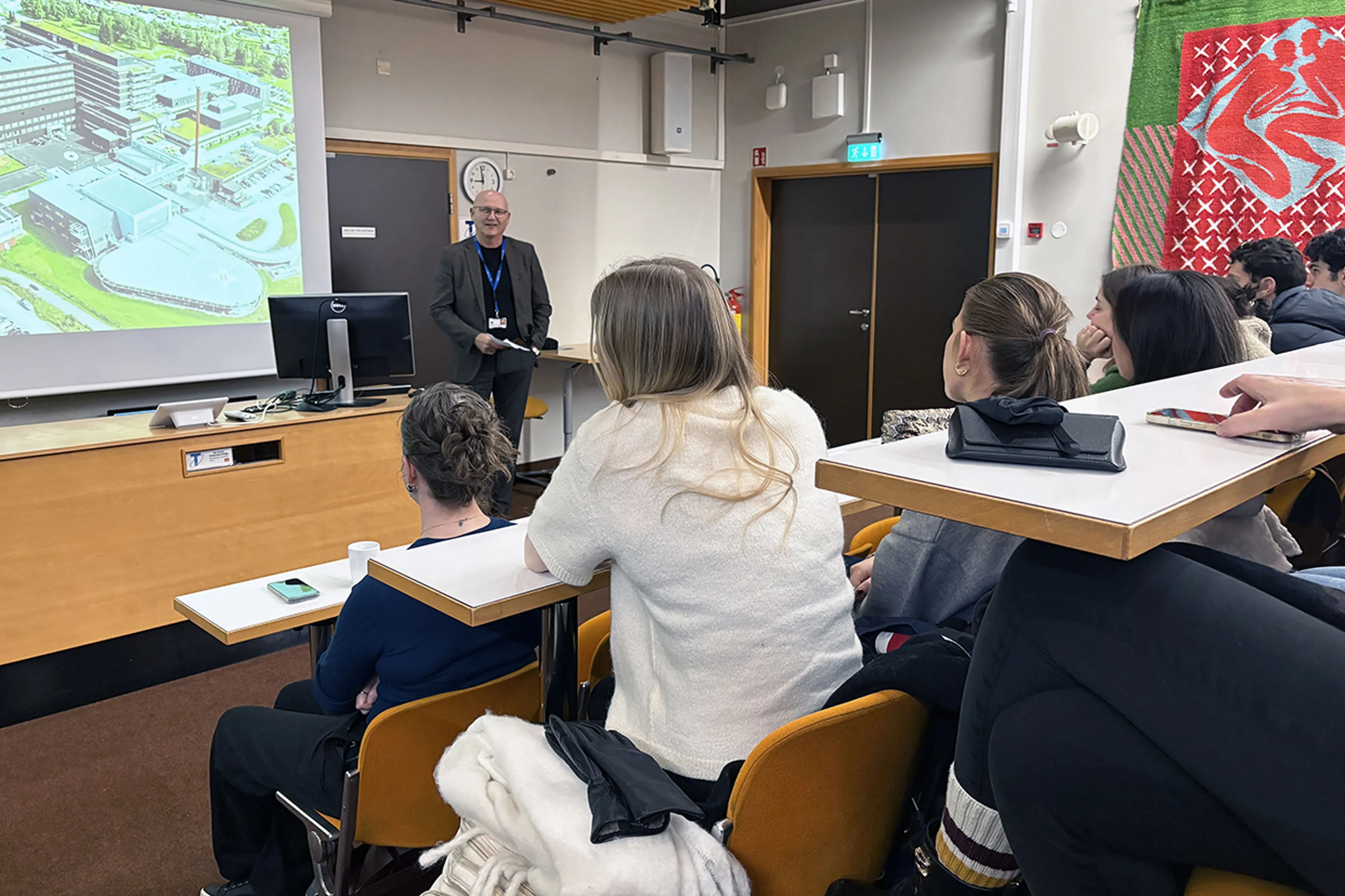 Ein person held ein presentasjon for ei gruppe menneske