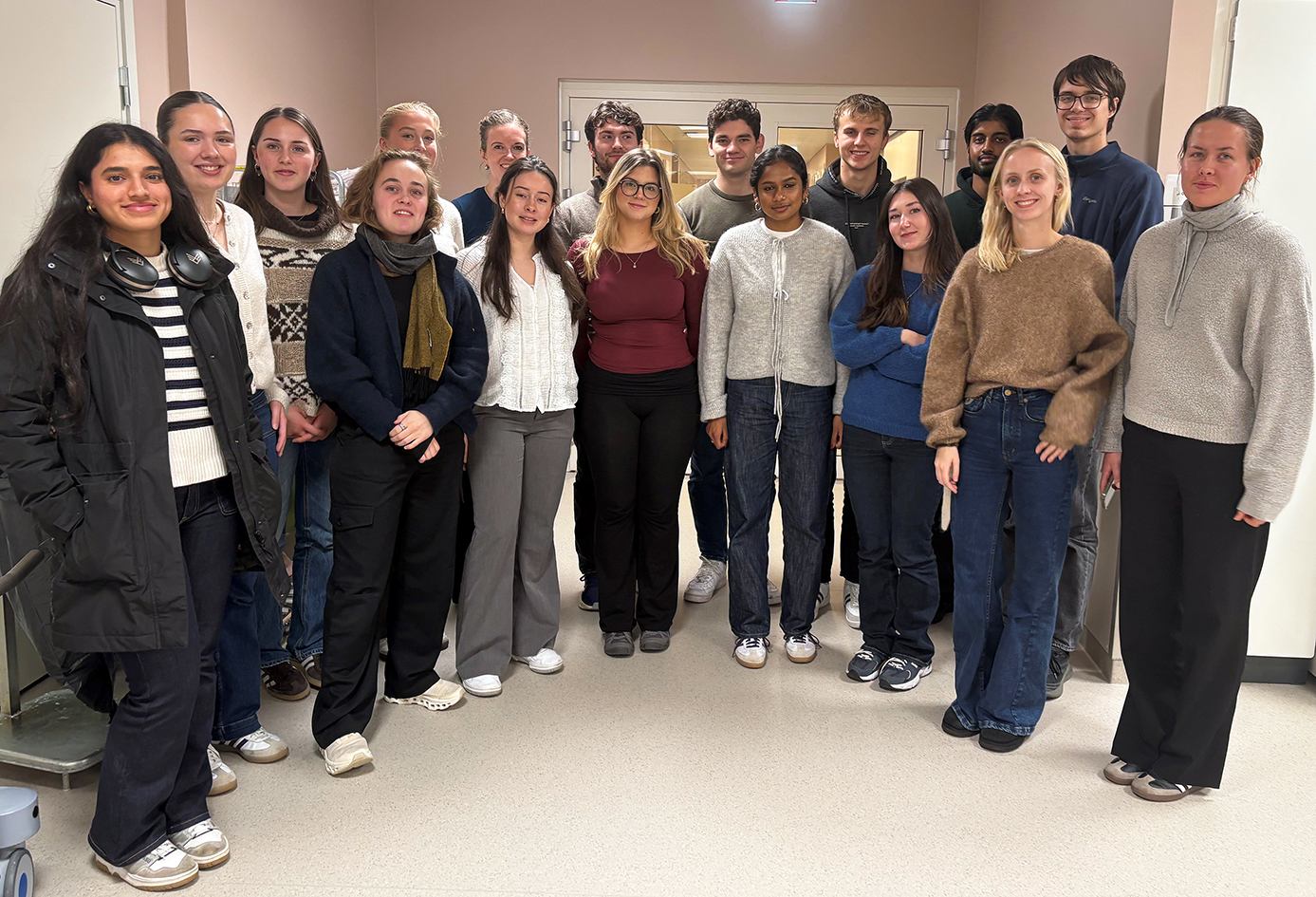 ei gruppe personar som poserer for eit bilde