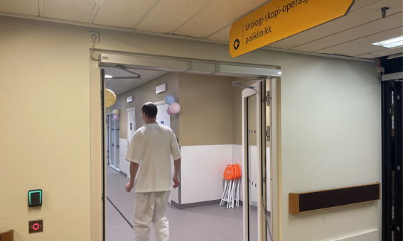 Ein mann som går gjennom ein gang