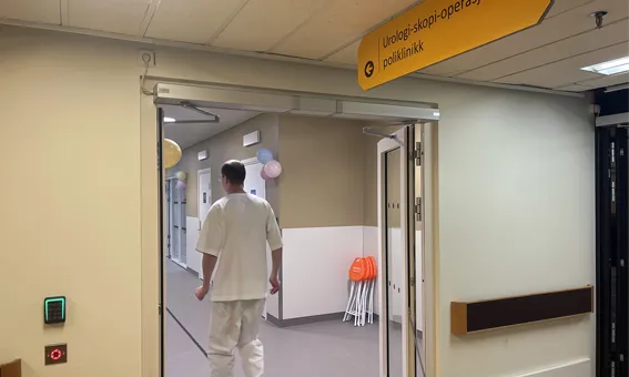 Ein mann som går gjennom ein gang