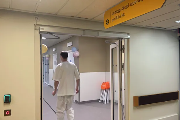 Ein mann som går gjennom ein gang