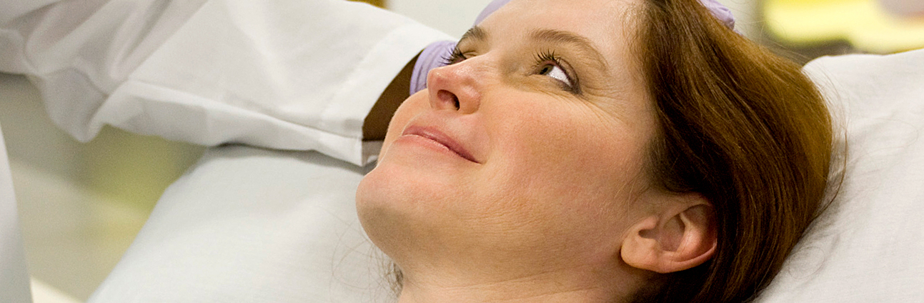 En kvinne i en sykehusseng