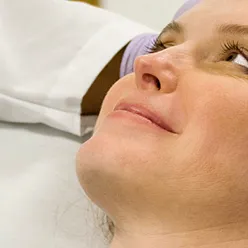 En kvinne i en sykehusseng