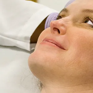 En kvinne i en sykehusseng