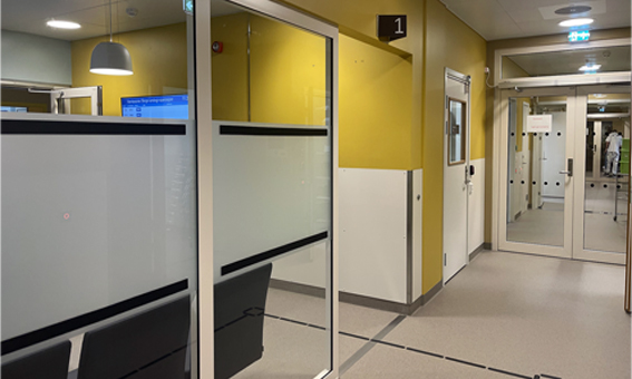 Ein sjukehuskorridor med dører