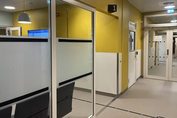 Ein sjukehuskorridor med dører