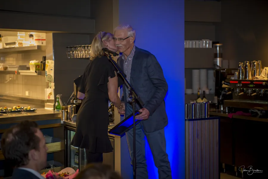 Mann og kvinne klemmer