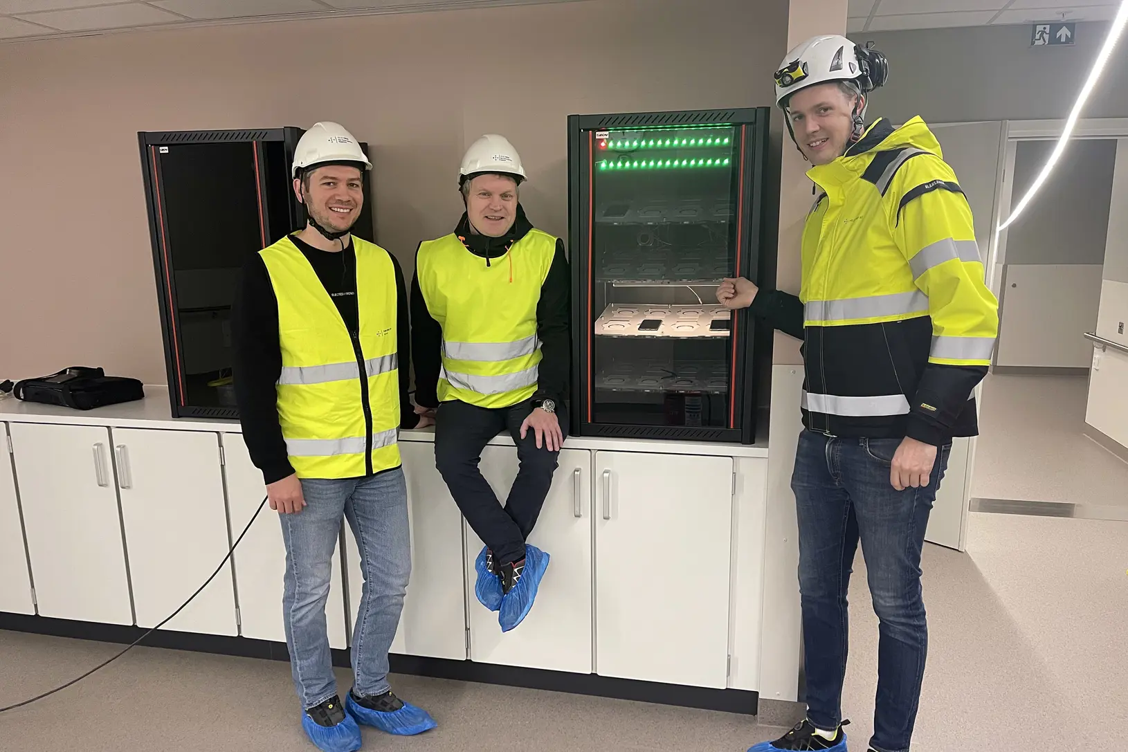 Personar framfor ladeskapet for mobiltelefonar