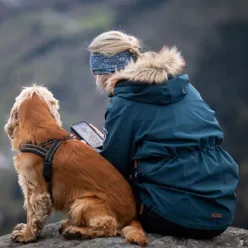 En person i et plagg med en hund