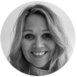 En kvinne som smiler til kameraet