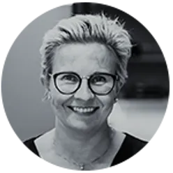 En person som bruker briller