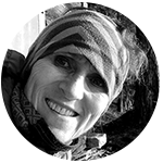 En person som har på seg hette