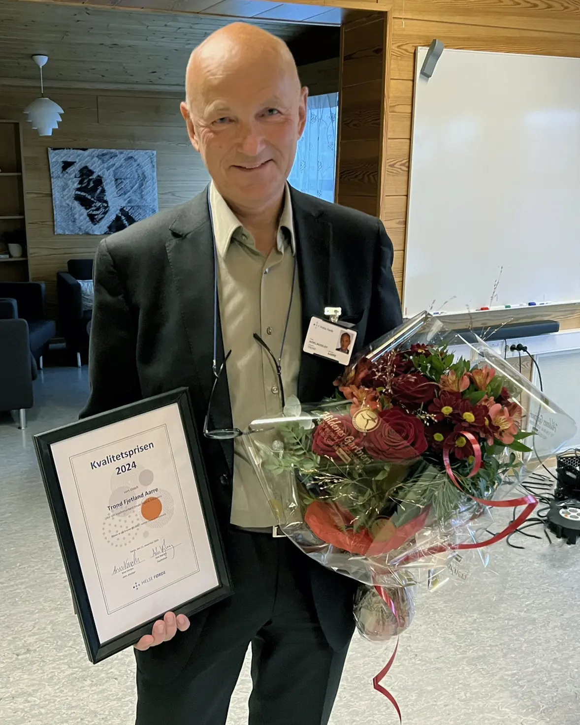 En mann som holder en blomsterbukett