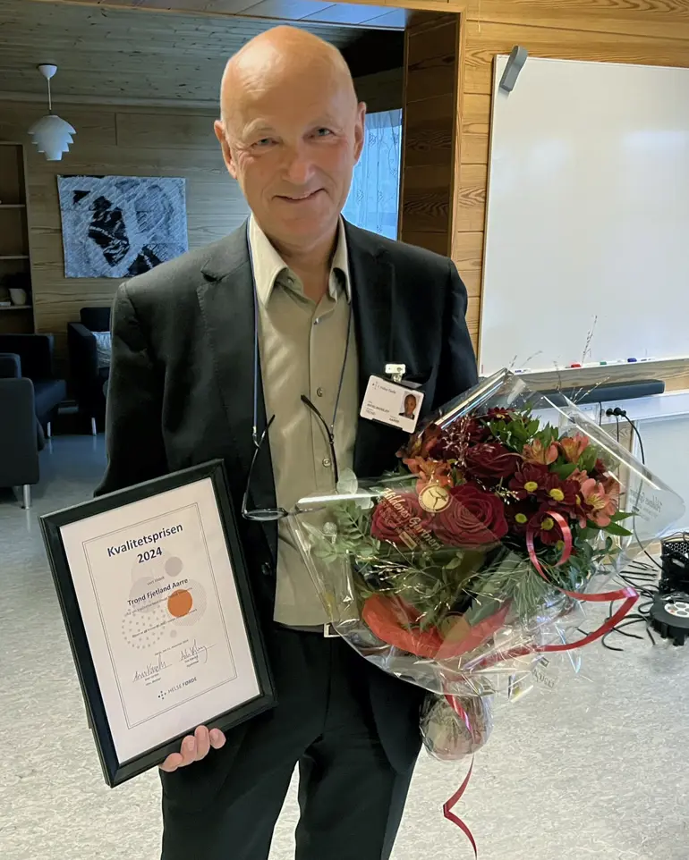 En mann som holder en blomsterbukett