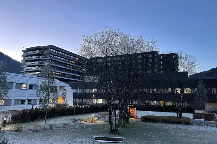 En bygning med en benk foran