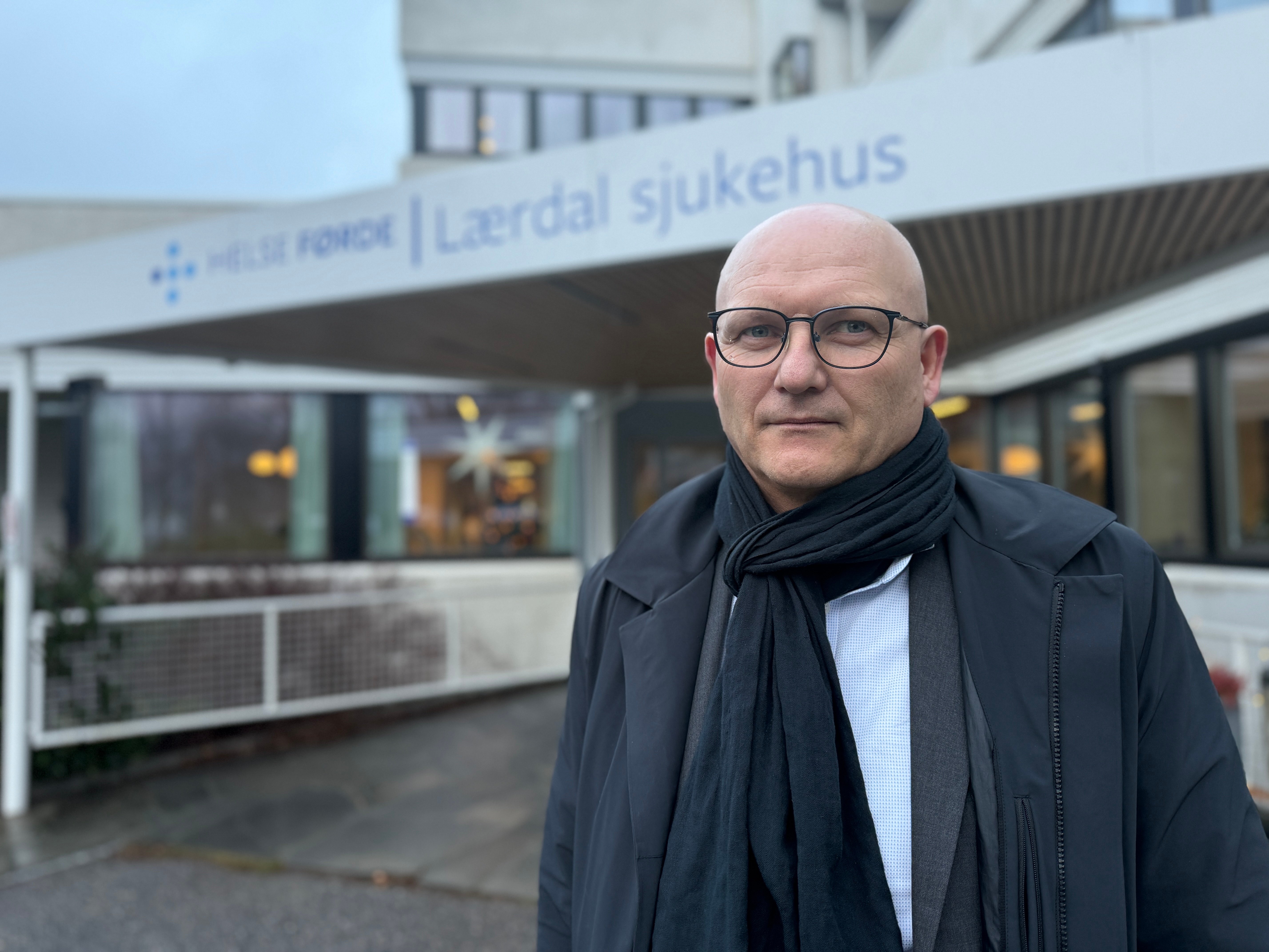 Portrettbilete av administrerande direktør i Helse Førde, Arve Varden, framfor Lærdal sjukehus