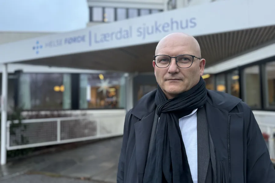 Portrettbilete av administrerande direktør i Helse Førde, Arve Varden, framfor Lærdal sjukehus