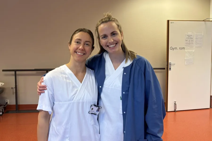 To smilande fysioterapeutar ved sjukehuset i Lærdal, i kvite uniformar