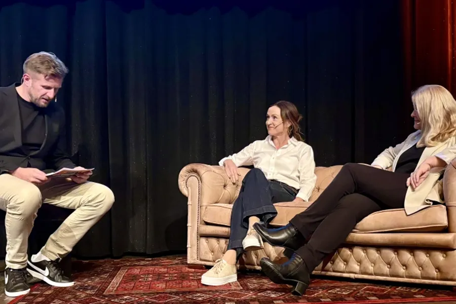 En gruppe mennesker som sitter i en sofa