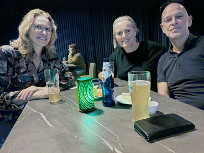 En gruppe mennesker som sitter ved et bord med drikke