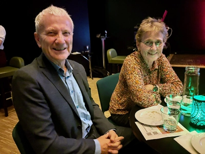 En mann og en kvinne som sitter ved et bord