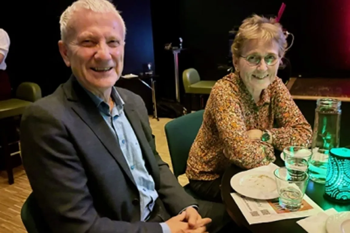 En mann og en kvinne som sitter ved et bord